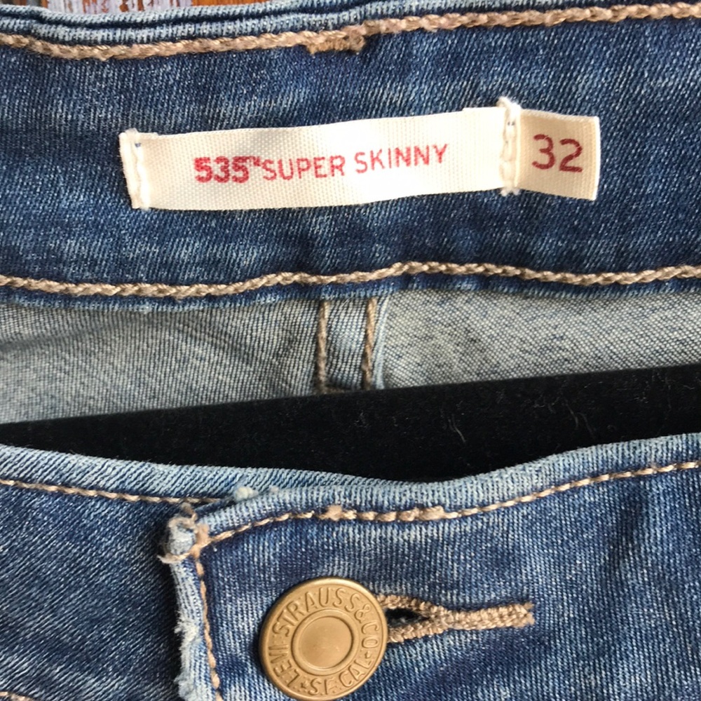 Levi’s 535 Super Skinny mid rise med wash sz 32